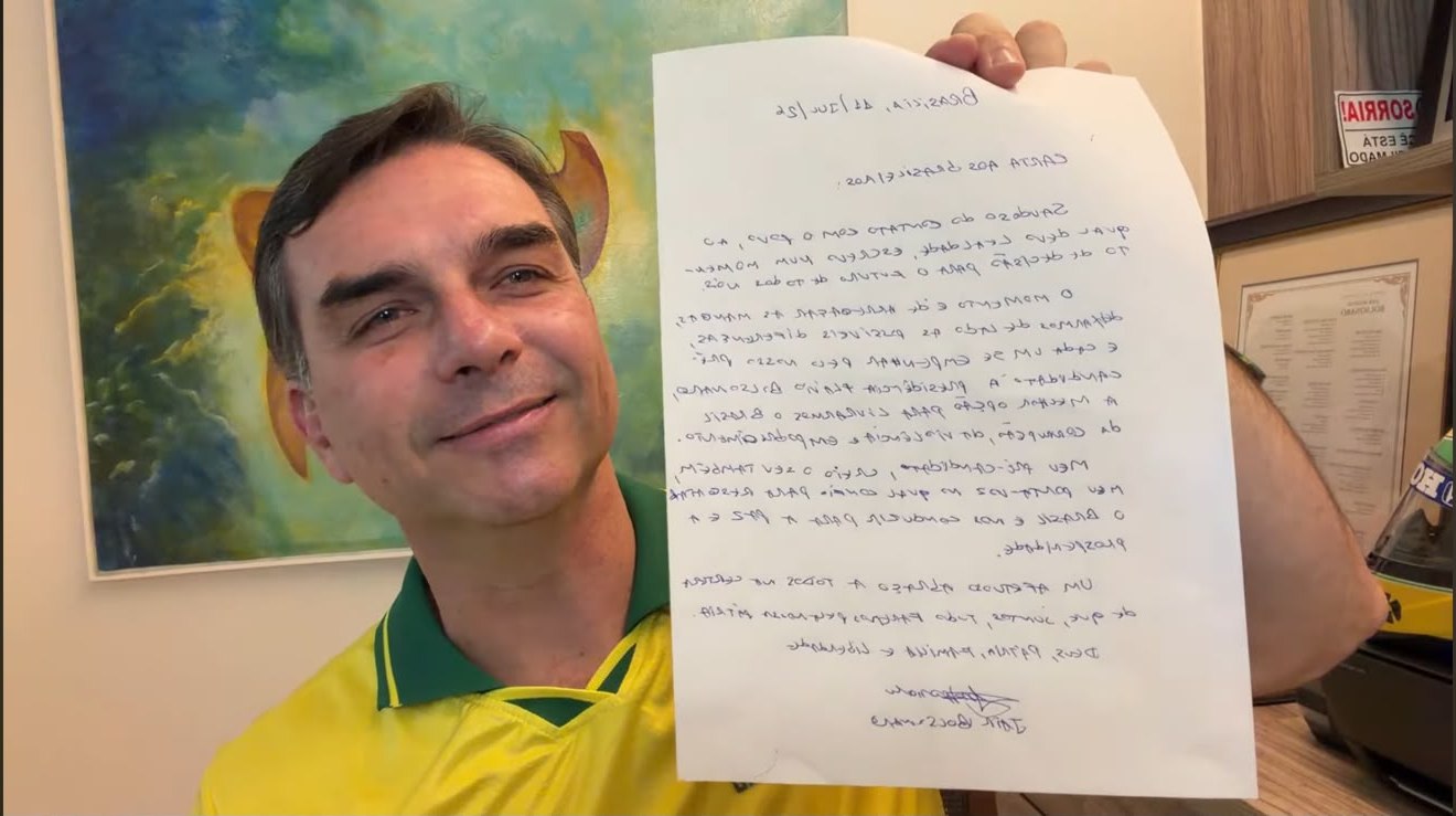 foto de flávio bolsonaro segurando carta de jair bolsonaro