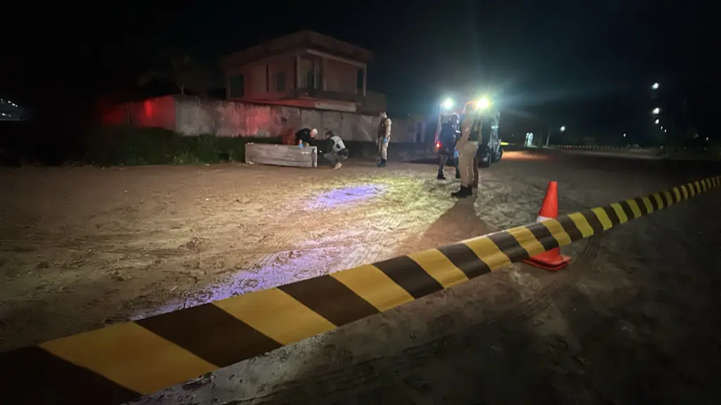 Área isolada pela polícia durante atendimento a homicídio em Guaratuba