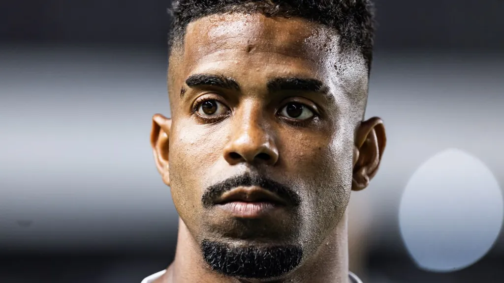 Hayner, lateral com passagens por Santos e Coritiba.