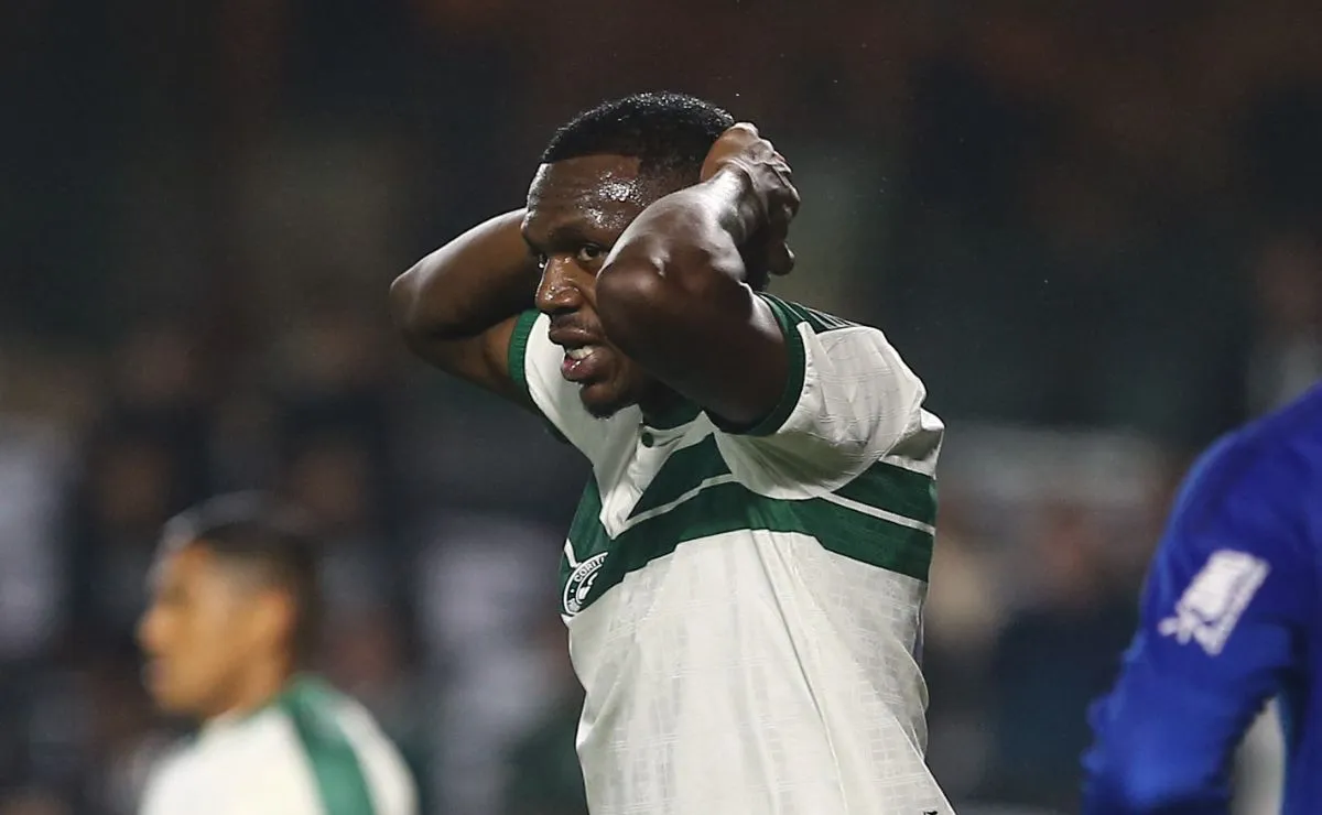 Zagueiro Jacy lamenta durante partida do Coritiba no Couto Pereira pelo Campeonato Brasileiro.