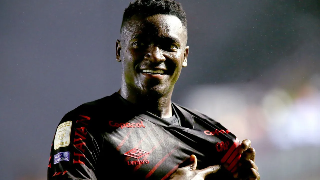 Kevin Viveros comemora gol marcado pelo Athletico.