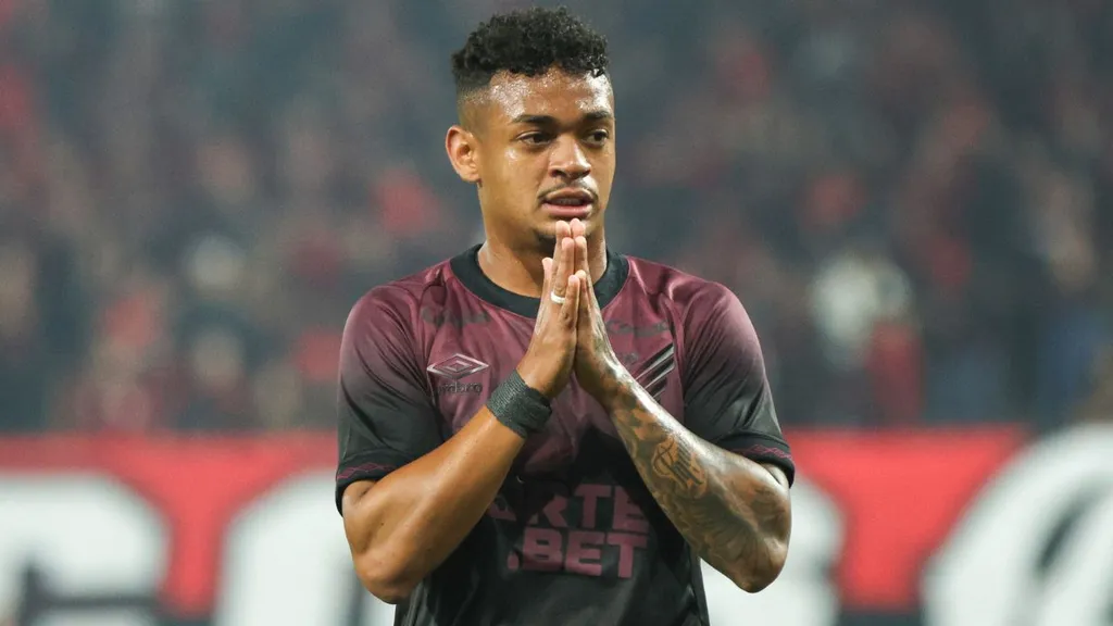 Léo Derik em campo pelo Athletico