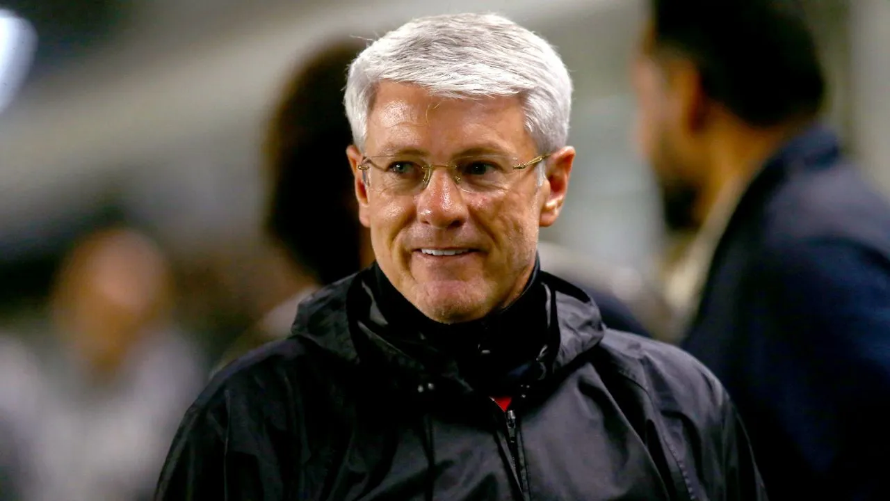Técnico Odair Hellmann durante partida do Athletico.