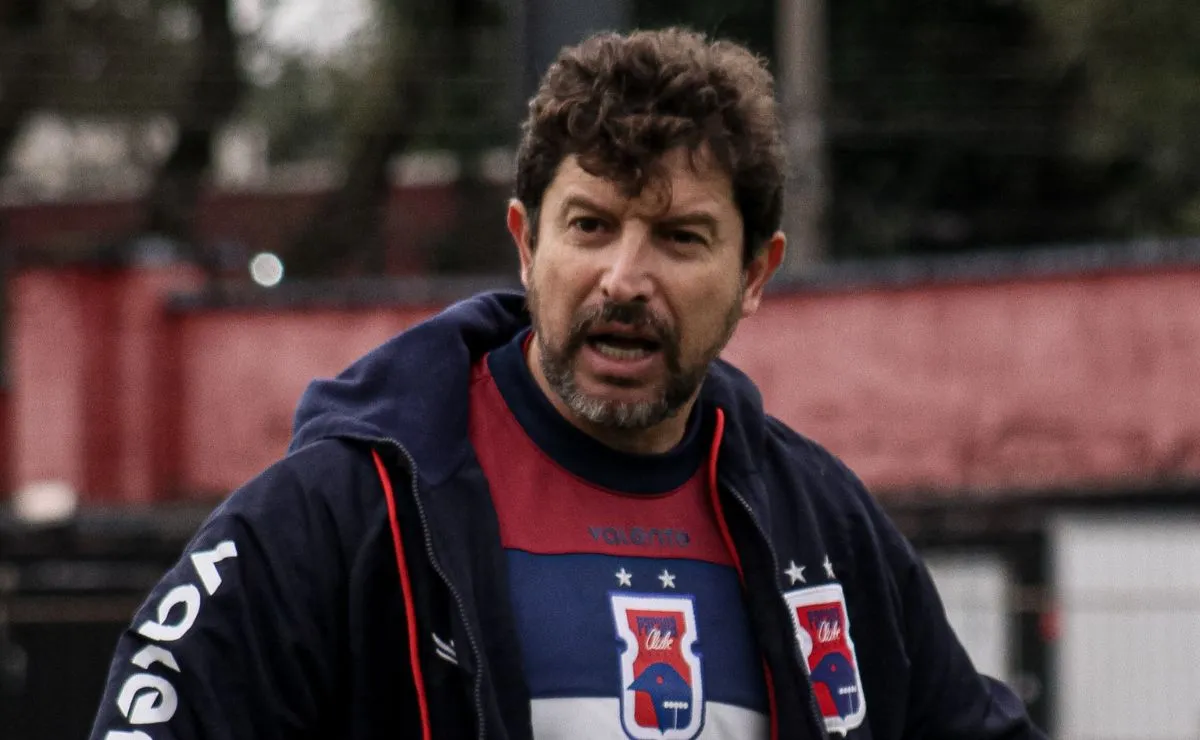Tcheco orienta os jogadores do Paraná Clube durante treinamento na Vila Capanema antes da estreia na Copa Paraná.