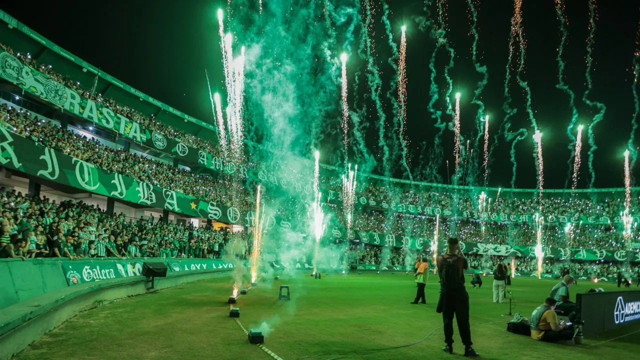 Torcida do Coritiba apoia a equipe no Couto Pereira.