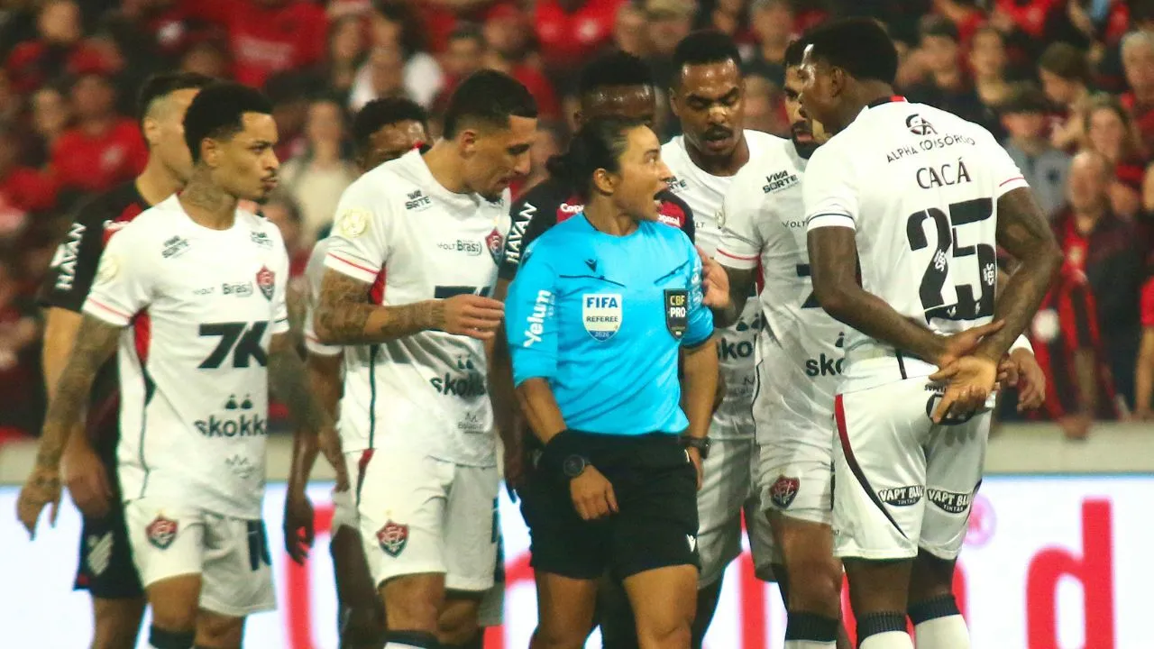 Jogadores do Vitória reclamam em campo.