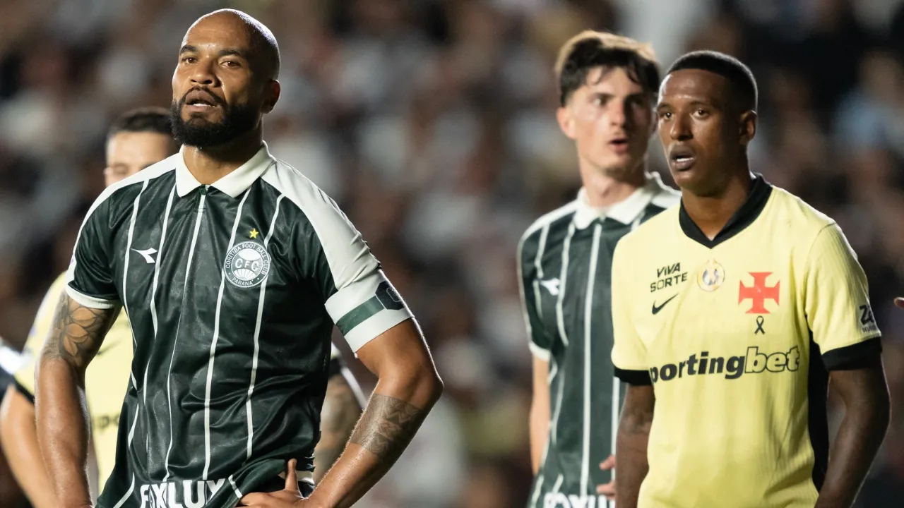 Rodrigo Moledo em campo durante partida do Coritiba no Brasileirão