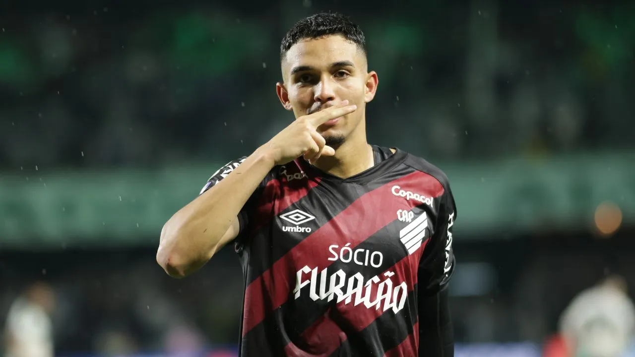 Zagueiro Arthur Dias comemora gol