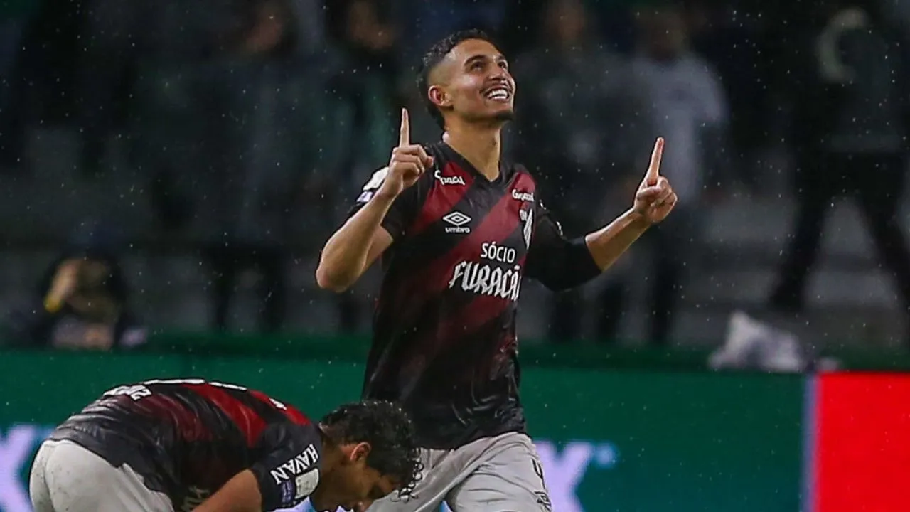 Arthur Dias comemora gol