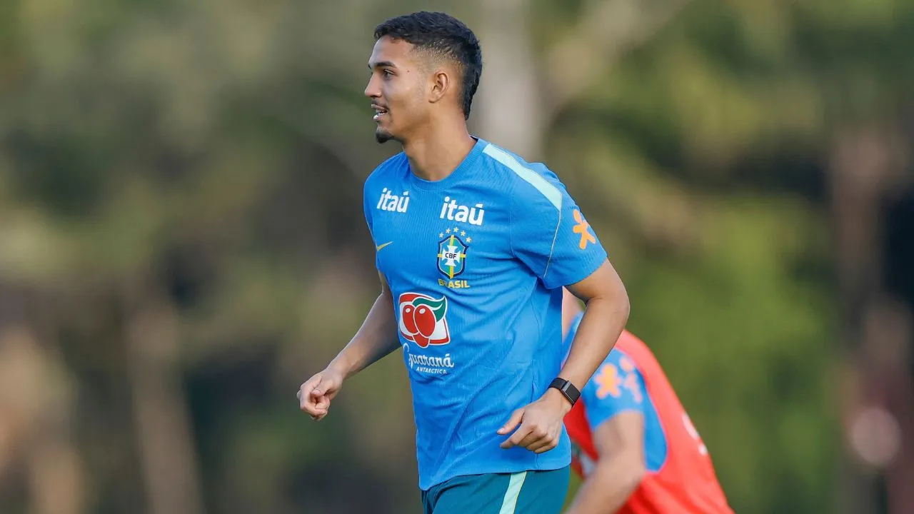 Arthur Dias em treino da seleção brasileira