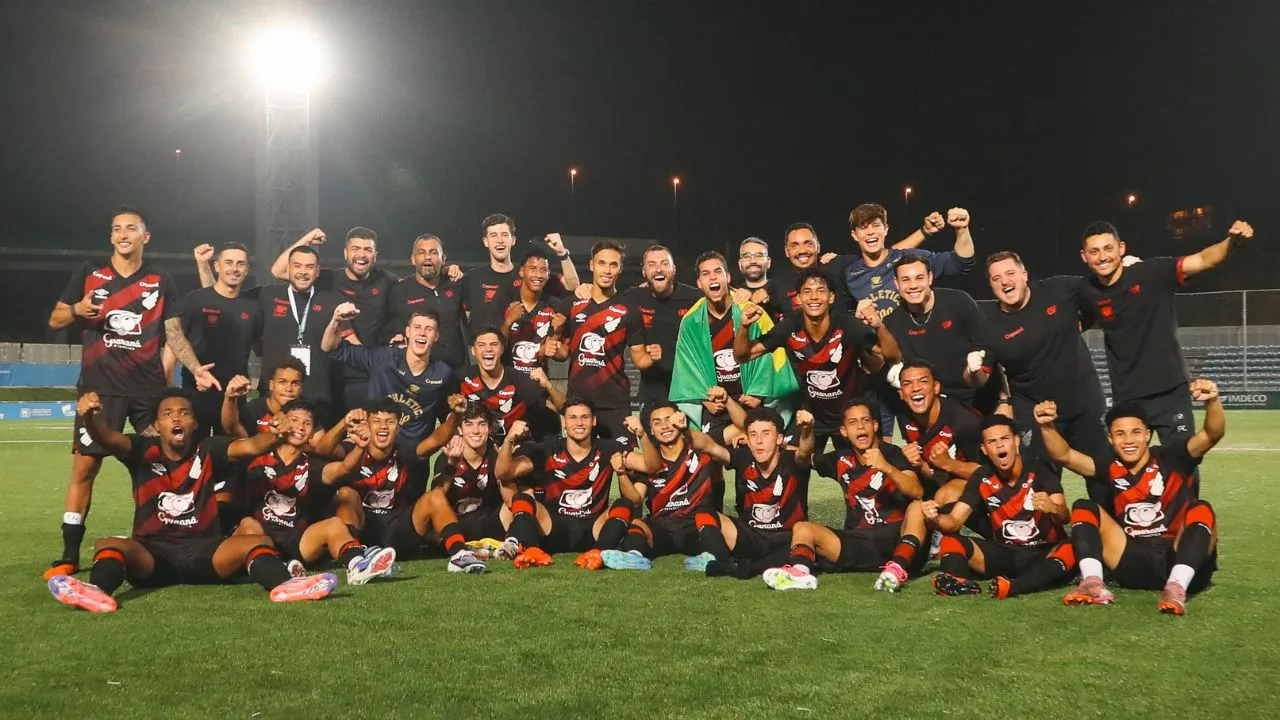 Equipe do Athletico comemora gol marcado na Espanha.