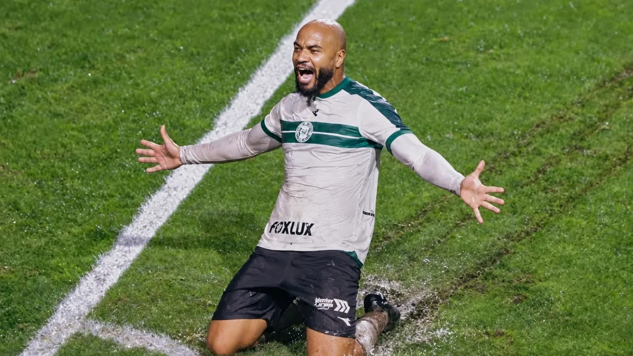 Atletas comemoram lance durante clássico paranaense.