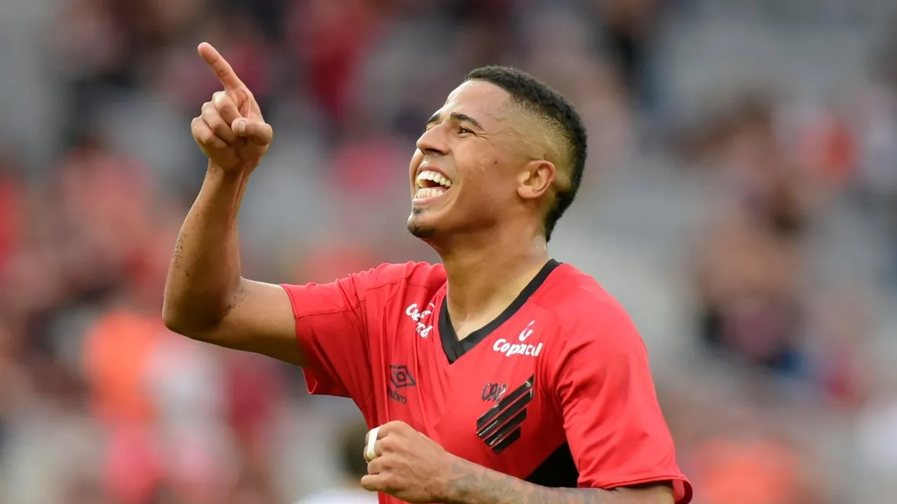 Bergson comemora gol com a camisa do Athletico