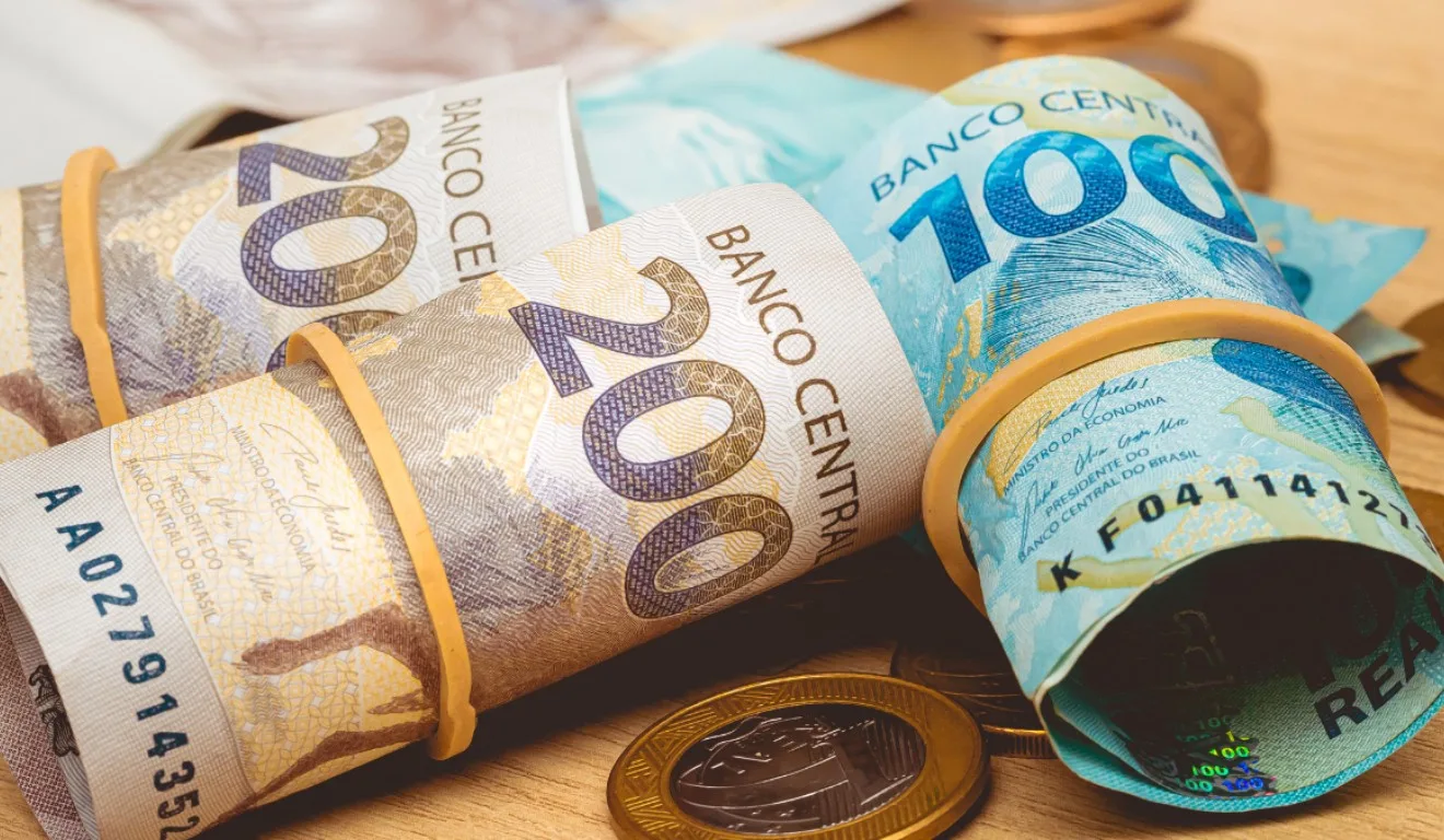 Descubra quais são as chances de ganhar no Dia de Sorte. Na imagem, vemos cédulas de R$ 200 e R$ 100.