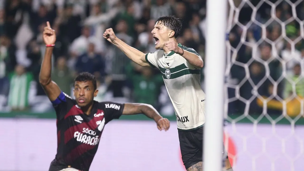 Tiago Cóser comemora gol no Atletiba