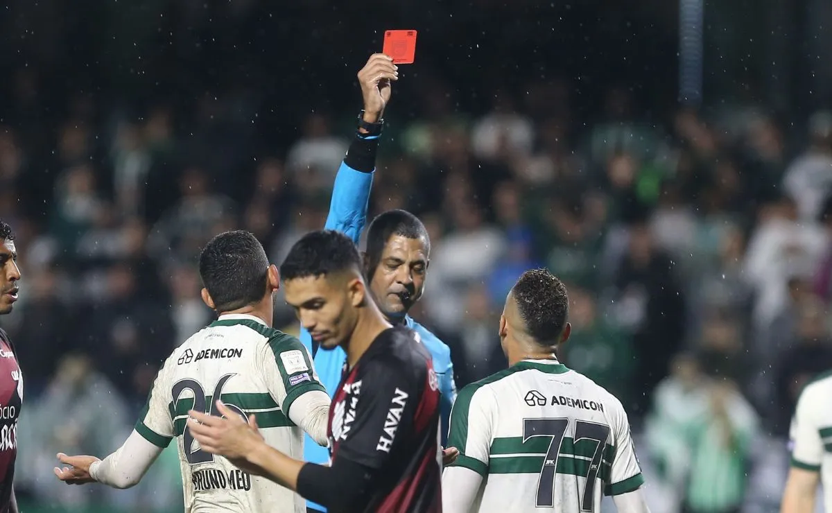 Breno Lopes recebe cartu00e3o vermelho durante o Atletiba