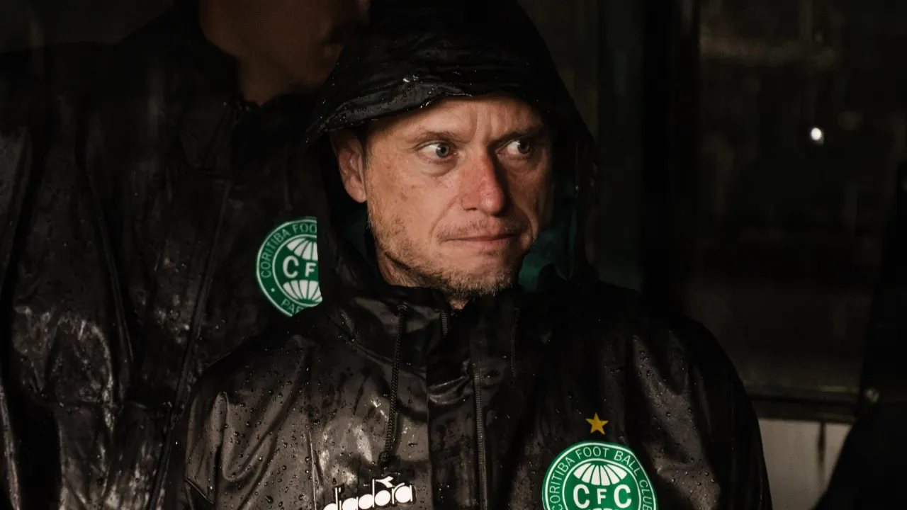 Fernando Seabra orienta equipe durante partida no Couto Pereira.