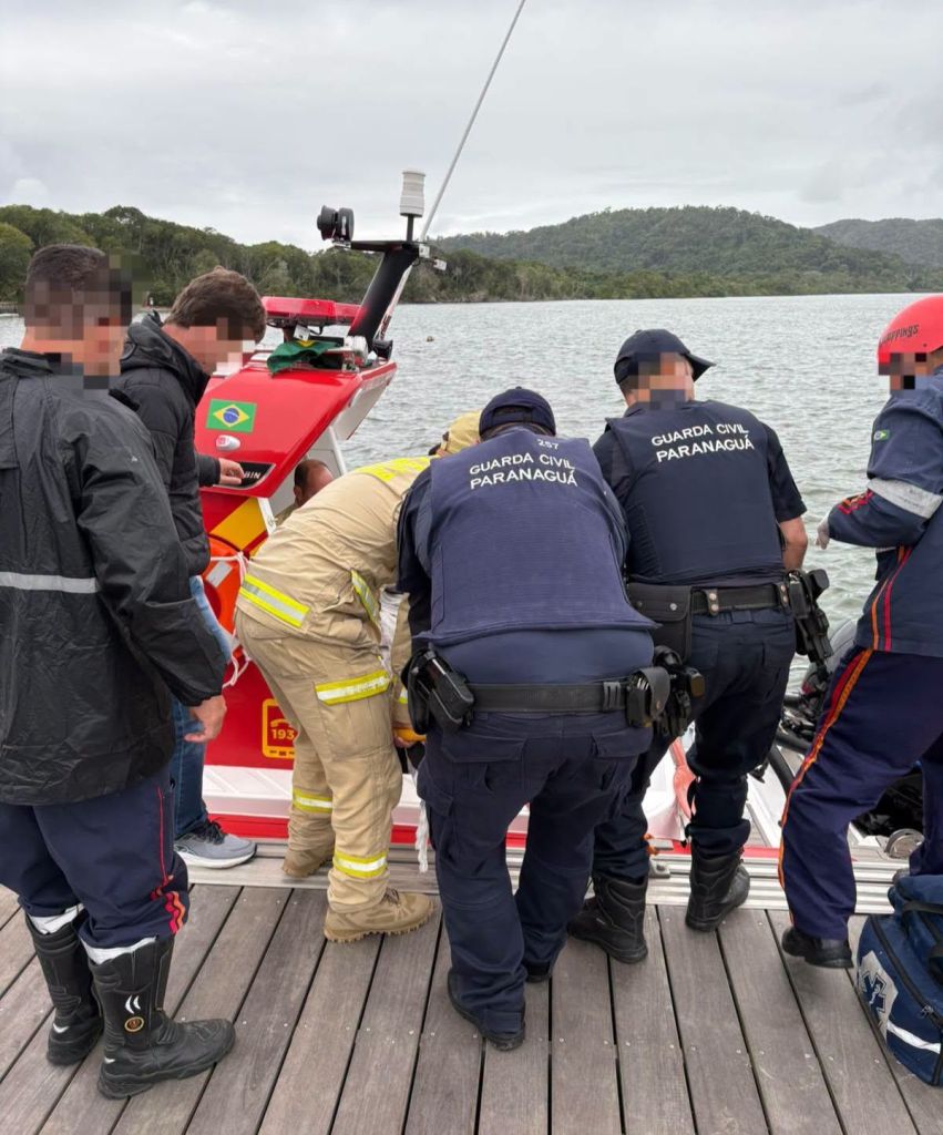 Equipes de segurança e saúde durante atendimento à vítima na Ilha do Mel