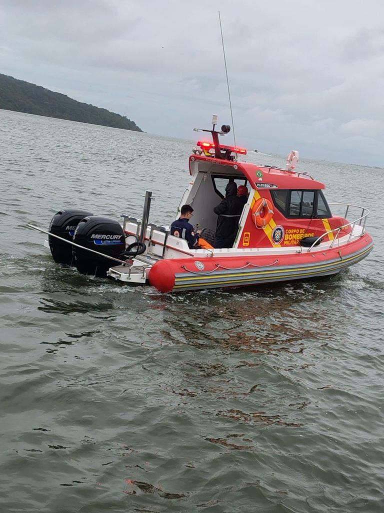 Transporte da paciente em embarcação oficial rumo ao continente
