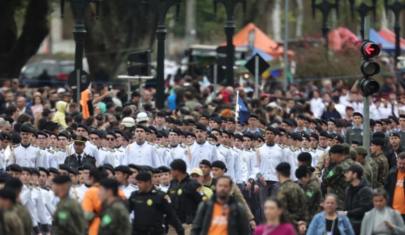 Público acompanha desfile militar em Curitiba.