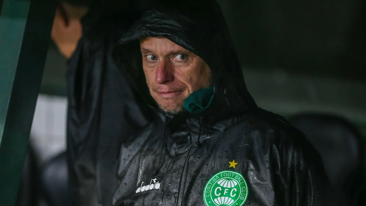 Fernando Seabra comandando treinamento do Coritiba.
