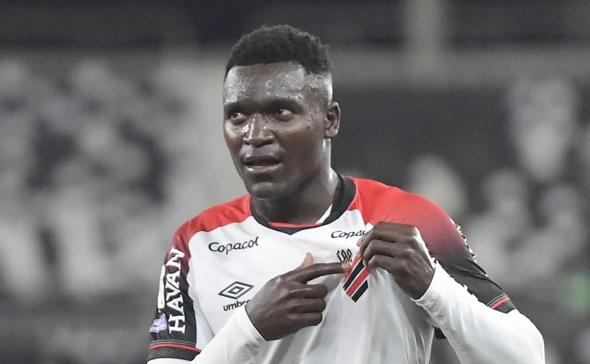 Kevin Viveros comemora gol pelo Athletico