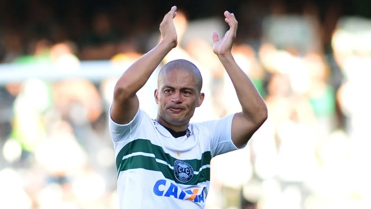 Alex em sua despedida oficial dos gramados pelo Coritiba em 2014
