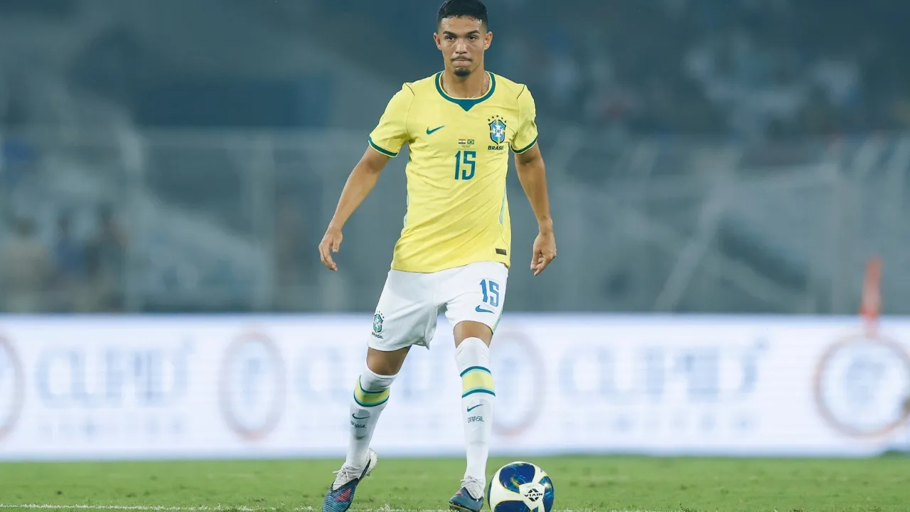 Arthur Dias com a camisa da seleção brasileira