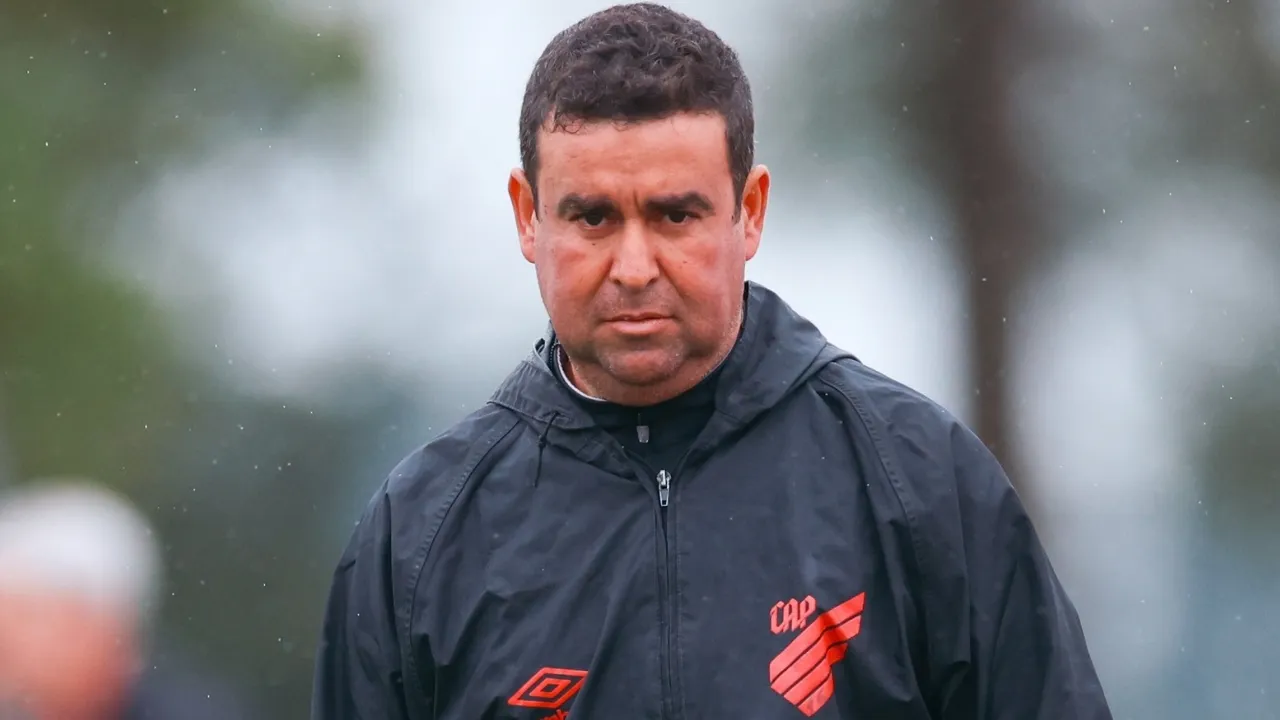 Auxiliar técnico orientando a equipe em partida oficial