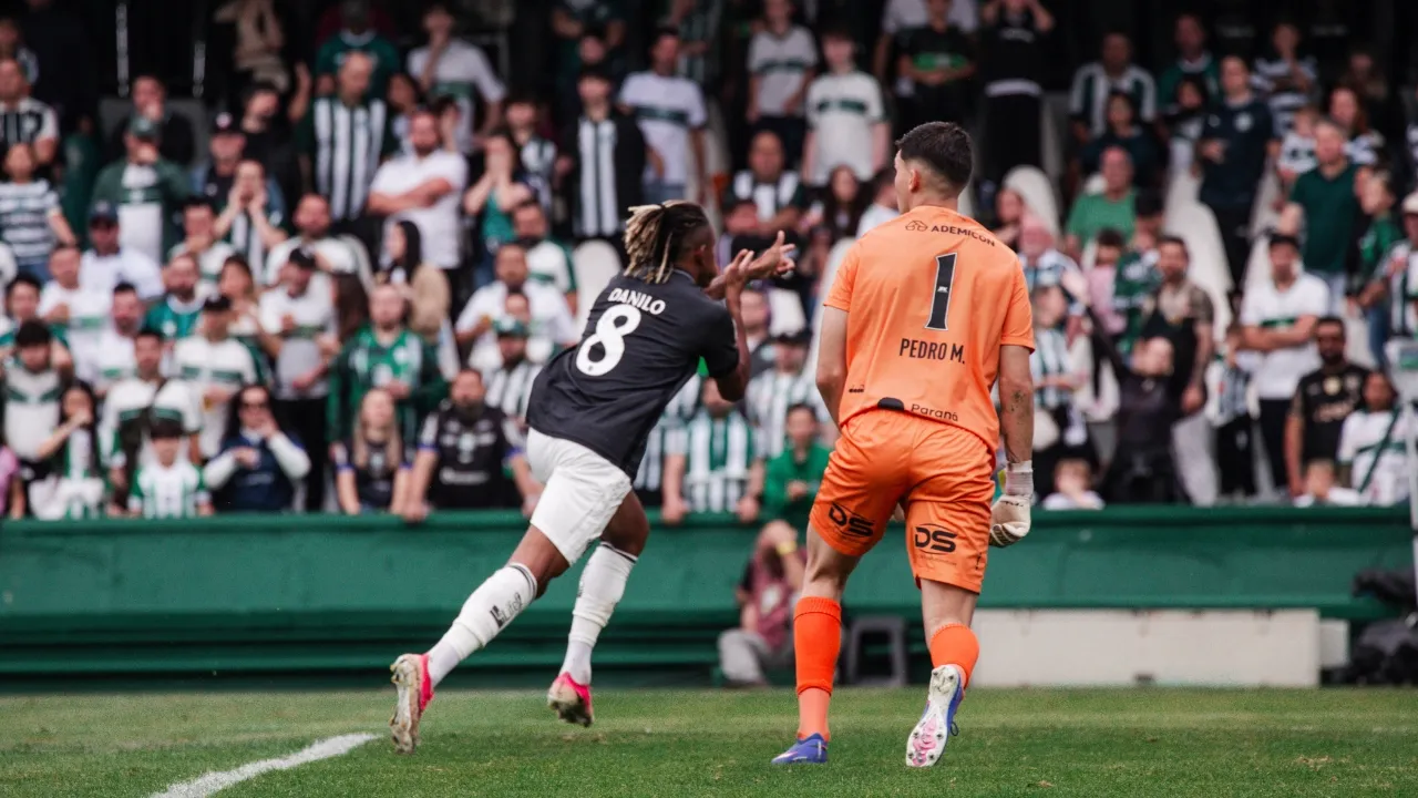danilo-comemora-coritiba-botafogo-morisco