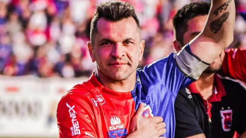 Eltinho comemorando título pelo Paraná Clube