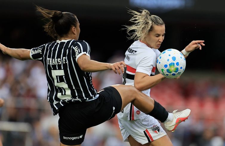Estádio do Morumbi, jogo final do Campeonato Brasileiro de Futebol Feminino entre São Paulo FC e Corinthians.