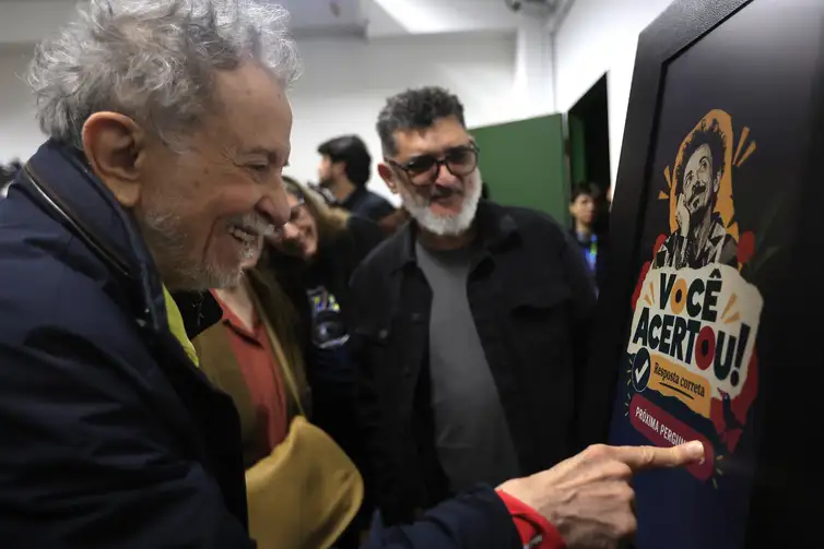 Tom Zé visita exposição em homenagem aos seus 90 anos na Caixa Cultural São Paulo. Foto: Paulo Pinto/Agencia Brasil