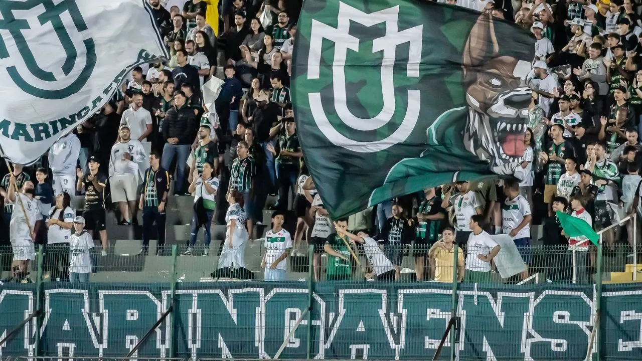 Torcida do Maringá lota o Estádio Willie Davids